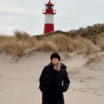 Dagi Bee Instagram - 🐚⚓️🤍 Wir waren in meiner kleinen Pause das erste mal auf Sylt & haben unsere Familytime so sehr genossen. Auch wenn es die meiste Zeit bewölkt, genieselt & nebelig war - es war schön! 🥹 Wir waren jeden Tag am Strand, haben gebuddelt, Sandförmchen gefüllt & einfach Nelio dabei zugeschaut wie er von links nach rechts rumläuft um alles zu erkunden - so beruhigend alles irgendwie nochmal durch seine Kinderaugen zu sehen 🫶🏼 Was ist euer Safe-Place wo ihr immer abschalten könnt? ♥️ #sylt