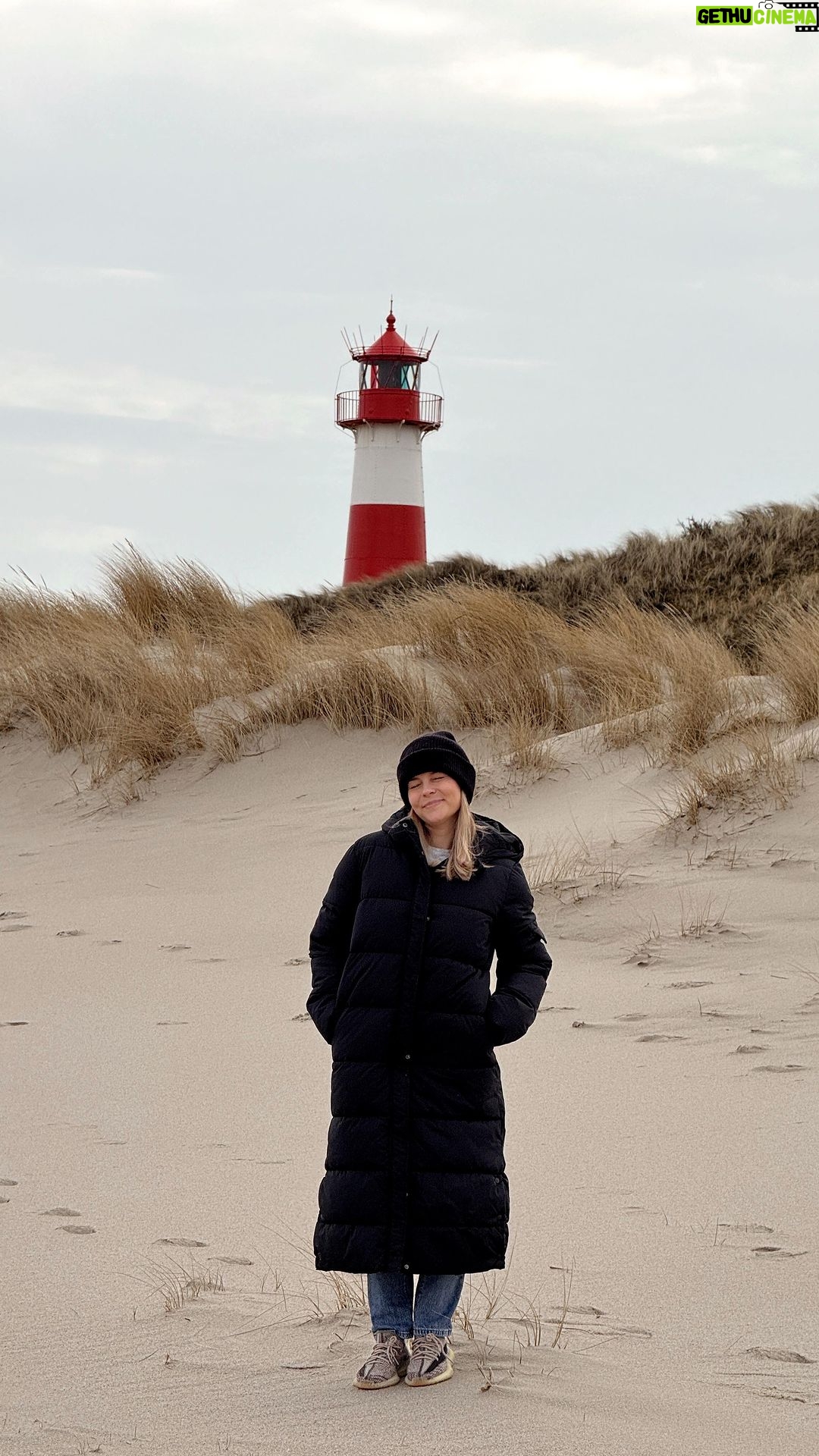 Dagi Bee Instagram - 🐚⚓️🤍 Wir waren in meiner kleinen Pause das erste mal auf Sylt & haben unsere Familytime so sehr genossen. Auch wenn es die meiste Zeit bewölkt, genieselt & nebelig war - es war schön! 🥹 Wir waren jeden Tag am Strand, haben gebuddelt, Sandförmchen gefüllt & einfach Nelio dabei zugeschaut wie er von links nach rechts rumläuft um alles zu erkunden - so beruhigend alles irgendwie nochmal durch seine Kinderaugen zu sehen 🫶🏼 Was ist euer Safe-Place wo ihr immer abschalten könnt? ♥️ #sylt