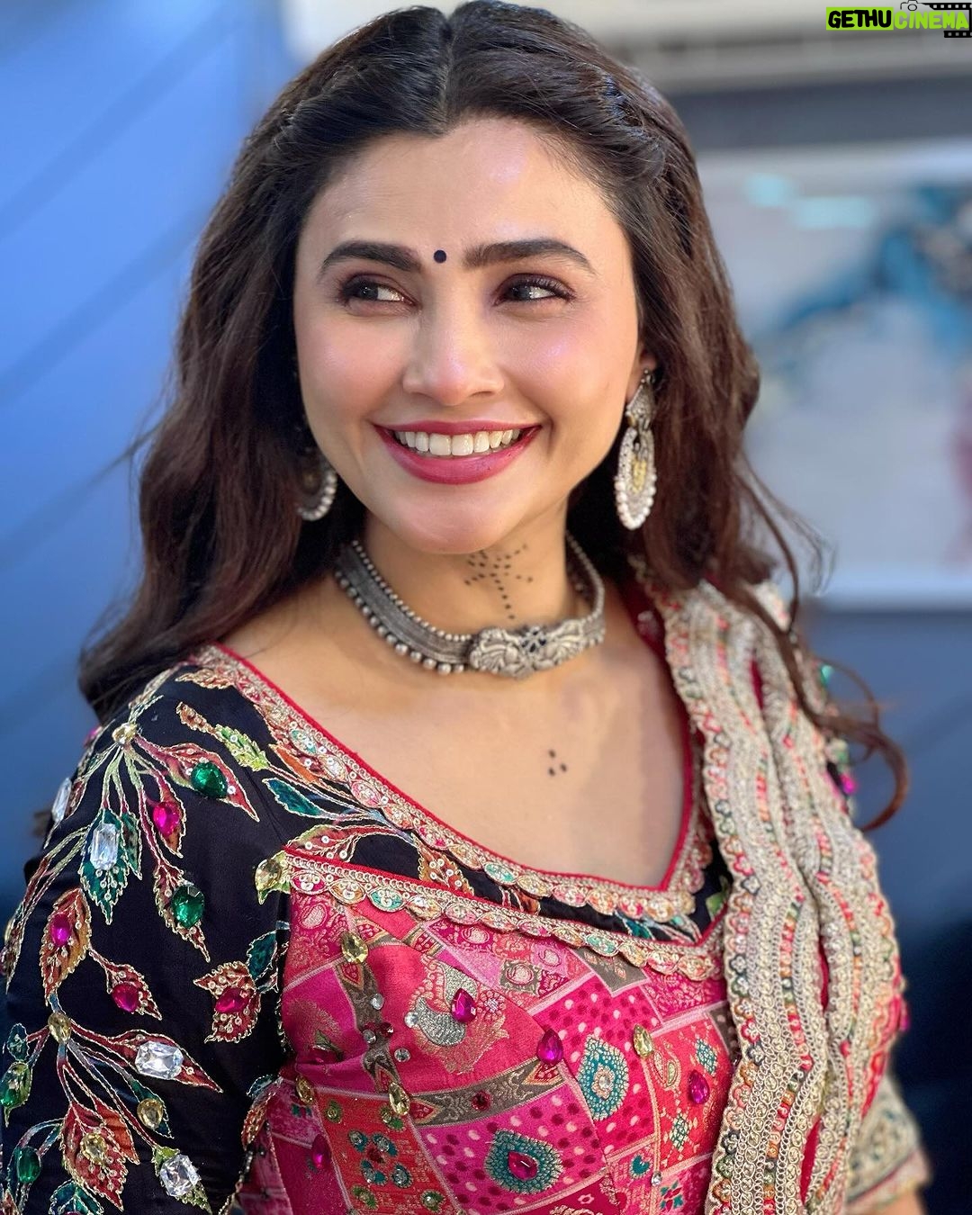 Daisy Shah Instagram - Vanity diary 𤳠. . . #goofysideup #daisyshah P.s⦠living by this š¶ lyrics in 2024 š