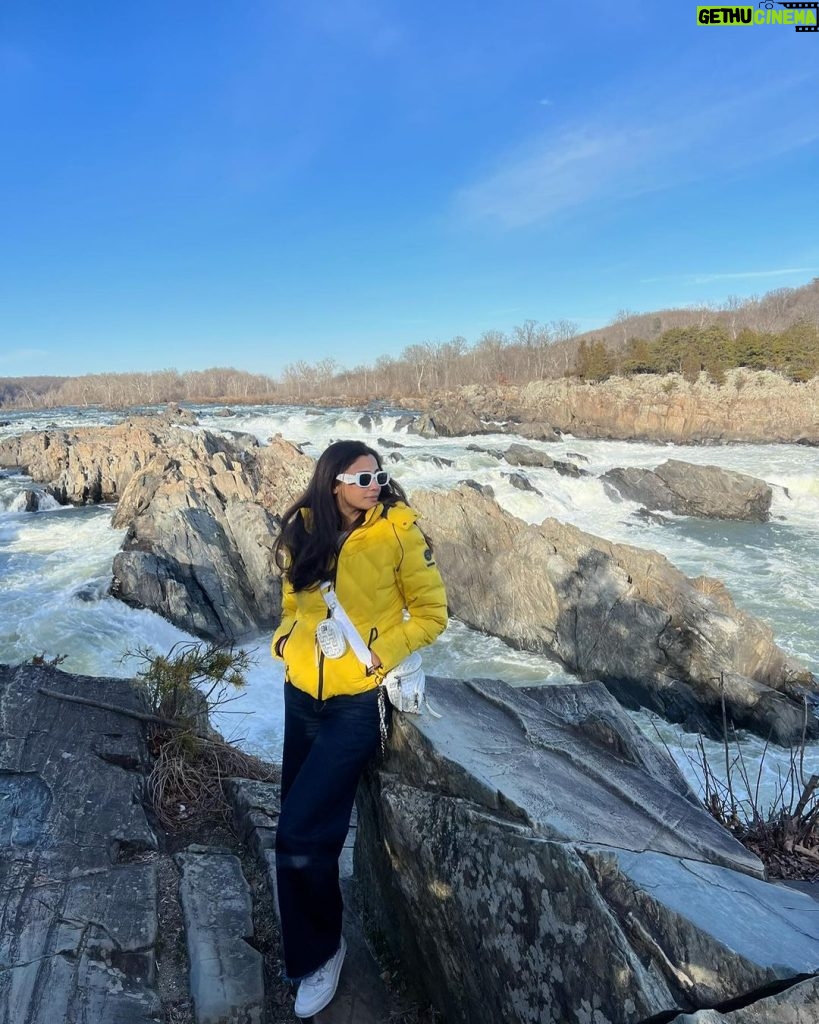 Daisy Shah Instagram - “The Great Falls”…..You are beautiful 😍 . . . #beingtouristy #daisyshah Great Falls, Virginia