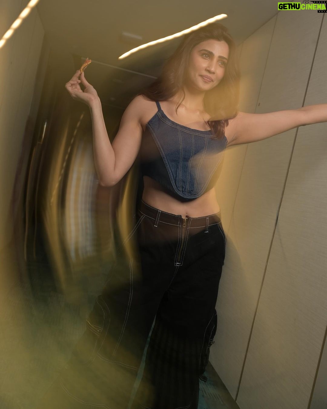 Daisy Shah Instagram - Is it a 🍕 or a 🫓 ? . . . #trivia