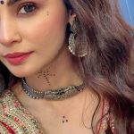 Daisy Shah Instagram - Vanity diary 🤳 . . . #goofysideup #daisyshah P.s… living by this 🎶 lyrics in 2024 😇