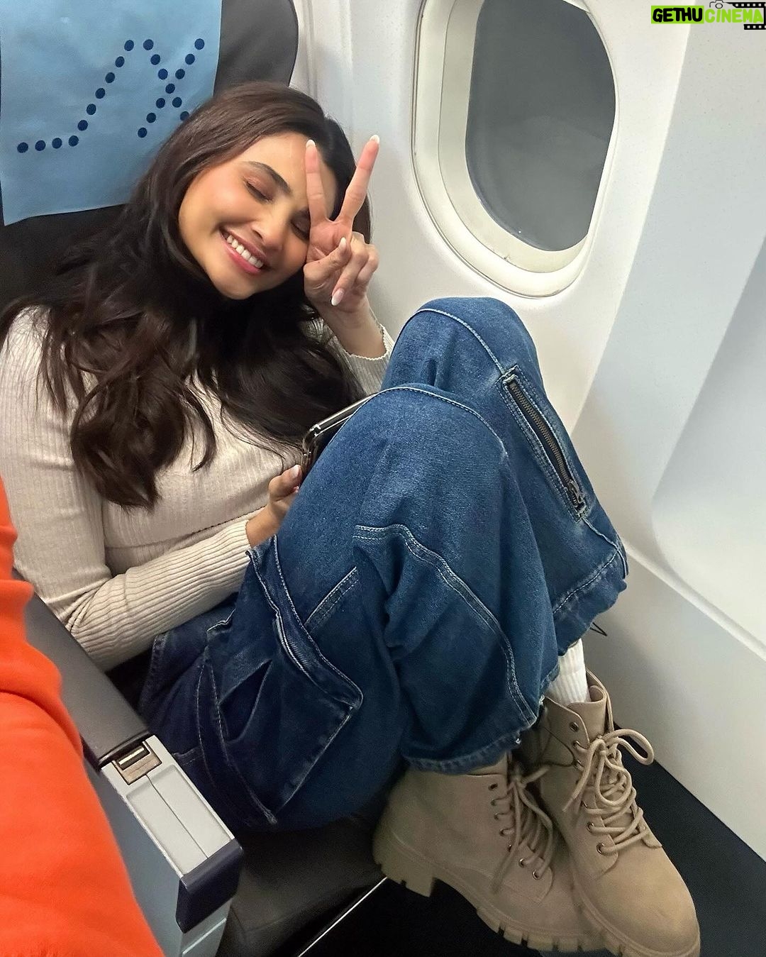 Daisy Shah Instagram - Dil ki mast beat pe ❤️🎶 . . . Denims: @freakinsindia x @viralmantra MUA: @makeupbyvinod . . . #1stflightoftheyear