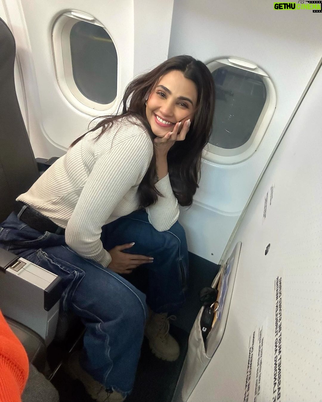 Daisy Shah Instagram - Dil ki mast beat pe ❤️🎶 . . . Denims: @freakinsindia x @viralmantra MUA: @makeupbyvinod . . . #1stflightoftheyear