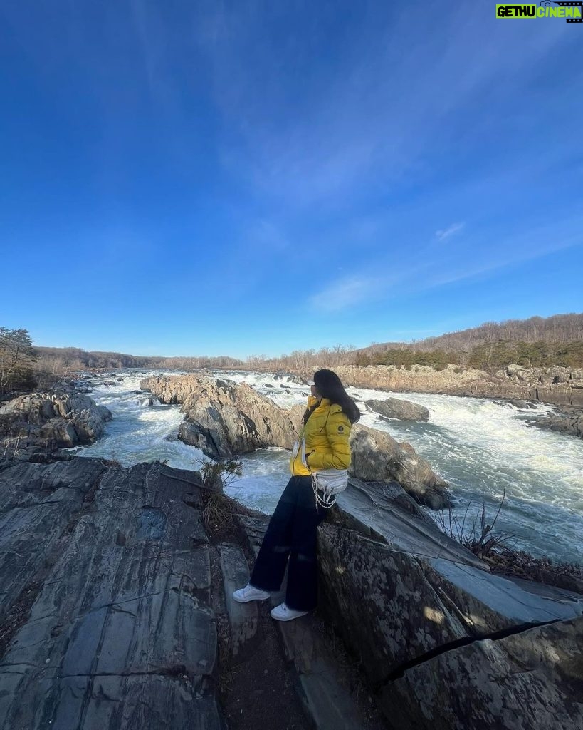 Daisy Shah Instagram - “The Great Falls”…..You are beautiful 😍 . . . #beingtouristy #daisyshah Great Falls, Virginia