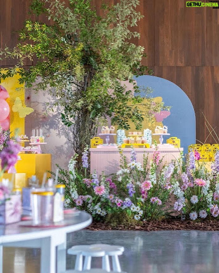 Dalma Maradona Instagram - Las flores impresionantes a cargo de @linosdecoyflores Los globos @balloonsatelier.ok Los muebles de @gintonic_livings Los pochoclos y algodón de azúcar @buenanubeok FOTONES de @hobbystudiocreativo y nos vino a visitar @plimplimoficial que lo amamos!