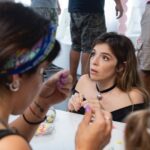 Dalma Maradona Instagram - La animación estuvo a cargo de @pixie.buenosaires y fue la primera vez que haciamos algo juntos pero ya los había visto en otros eventos y me habían encantado! Trabajan un montón con Plan V pero nunca habían venido al cumple de Roma! Una paciencia infinita y una buena onda que no se puede creer! Gracias por un cumple soñado! En las ultimas fotos estamos con Giani dándolo todo en la actividad para hacer collares! 🤣💓