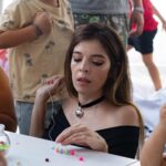 Dalma Maradona Instagram - La animación estuvo a cargo de @pixie.buenosaires y fue la primera vez que haciamos algo juntos pero ya los había visto en otros eventos y me habían encantado! Trabajan un montón con Plan V pero nunca habían venido al cumple de Roma! Una paciencia infinita y una buena onda que no se puede creer! Gracias por un cumple soñado! En las ultimas fotos estamos con Giani dándolo todo en la actividad para hacer collares! 🤣💓