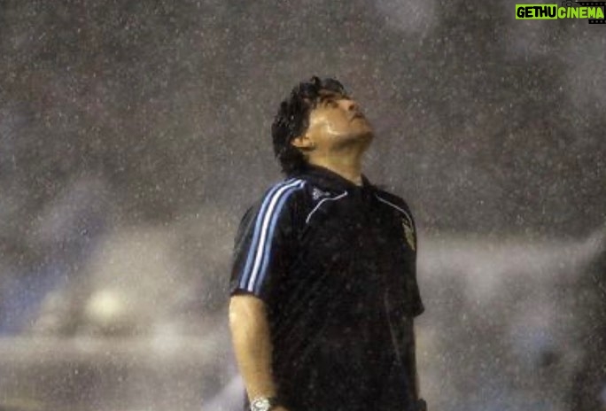 Dalma Maradona Instagram - Como no acordarme de este partido! Como no acordarme de lo que llovía ese día y LO QUE NECESITÁBAMOS ESA VICTORIA PARA IR AL MUNDIAL! Estaba complicado y apareciste vos @martinpalermo.ok con ese gol que todavía veo y me emociono! Con su abrazo que fue más que un abrazo de gol, con la tirada al barro haciendo patito y el llanto de felicidad por haberlo logrado! Que privilegio haber estado ahí ,que suerte vivir un momento como ese partido! Hace poco te escuché en una radio hablar de mi papá y verte emocionado me hace quererte mucho más de lo que ya te quería! No te escribí porque no sabía muy bien que poner y supongo que ahora tampoco pero podría resumirlo perfectamente con un gracias! Gracias por ese gol y ese partido, por tus palabras de amor hacia el cada vez que te lo mencionan y gracias por haberte tatuado el 10! Sos enorme!