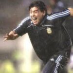 Dalma Maradona Instagram - Como no acordarme de este partido! Como no acordarme de lo que llovía ese día y LO QUE NECESITÁBAMOS ESA VICTORIA PARA IR AL MUNDIAL! Estaba complicado y apareciste vos @martinpalermo.ok con ese gol que todavía veo y me emociono! Con su abrazo que fue más que un abrazo de gol, con la tirada al barro haciendo patito y el llanto de felicidad por haberlo logrado! Que privilegio haber estado ahí ,que suerte vivir un momento como ese partido! Hace poco te escuché en una radio hablar de mi papá y verte emocionado me hace quererte mucho más de lo que ya te quería! No te escribí porque no sabía muy bien que poner y supongo que ahora tampoco pero podría resumirlo perfectamente con un gracias! Gracias por ese gol y ese partido, por tus palabras de amor hacia el cada vez que te lo mencionan y gracias por haberte tatuado el 10! Sos enorme!