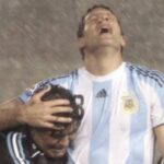 Dalma Maradona Instagram - Como no acordarme de este partido! Como no acordarme de lo que llovía ese día y LO QUE NECESITÁBAMOS ESA VICTORIA PARA IR AL MUNDIAL! Estaba complicado y apareciste vos @martinpalermo.ok con ese gol que todavía veo y me emociono! Con su abrazo que fue más que un abrazo de gol, con la tirada al barro haciendo patito y el llanto de felicidad por haberlo logrado! Que privilegio haber estado ahí ,que suerte vivir un momento como ese partido! Hace poco te escuché en una radio hablar de mi papá y verte emocionado me hace quererte mucho más de lo que ya te quería! No te escribí porque no sabía muy bien que poner y supongo que ahora tampoco pero podría resumirlo perfectamente con un gracias! Gracias por ese gol y ese partido, por tus palabras de amor hacia el cada vez que te lo mencionan y gracias por haberte tatuado el 10! Sos enorme!