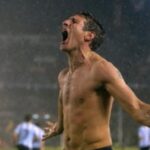 Dalma Maradona Instagram - Como no acordarme de este partido! Como no acordarme de lo que llovía ese día y LO QUE NECESITÁBAMOS ESA VICTORIA PARA IR AL MUNDIAL! Estaba complicado y apareciste vos @martinpalermo.ok con ese gol que todavía veo y me emociono! Con su abrazo que fue más que un abrazo de gol, con la tirada al barro haciendo patito y el llanto de felicidad por haberlo logrado! Que privilegio haber estado ahí ,que suerte vivir un momento como ese partido! Hace poco te escuché en una radio hablar de mi papá y verte emocionado me hace quererte mucho más de lo que ya te quería! No te escribí porque no sabía muy bien que poner y supongo que ahora tampoco pero podría resumirlo perfectamente con un gracias! Gracias por ese gol y ese partido, por tus palabras de amor hacia el cada vez que te lo mencionan y gracias por haberte tatuado el 10! Sos enorme!