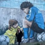 Dalma Maradona Instagram - Y con esta foto les cuento que terminamos de filmar!! Hermoso lugar elegido para terminar el rodaje! Y más allá de lo que paso con el estadio 🤦🏼‍♀️ agradezco el amor de todos los napolitanos para mi papá y en consecuencia para mi ! Me voy con el corazón explotado de amor! Es inexplicable lo que pasa en esa ciudad con el! Recibir tanto amor fue hermoso! Este es un homenaje con todo mi ❤️ y para que por fin lo que se muestre sea la verdad y QUE HABLÉ LA GENTE QUE LO CONOCIÓ Y VIVIÓ MOMENTOS IMPORTANTES CON EL! 🎥❤️ ME ENCONTRÉ CON EL AUTOR @mario_casti_ QUE ME DIO PERMISO PARA INTERVENIR SU OBRA! Podes darte cuenta que fue lo que hice? 😂❤️