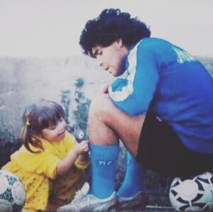 Dalma Maradona Instagram - Siempre le tuve muchísimo miedo a mi muerte, pero hoy ya no ... Porque se que ese va a ser el momento que voy a volver a verte y abrazarte de nuevo! Ya te extraño pa! Voy a aguantar acá, sin esa parte de mi corazón que te llevaste ayer con vos ! Como me pediste siempre ,voy a cuidar de la jabru y tu pompón preferido PORQUE VOS SIEMPRE DÁNDOME RESPONSABILIDADES IMPOSIBLES DESDE QUE TENGO USO DE RAZÓN! Te voy a amar y defender toda mi vida porque te agradezco la vida compartida! Estoy destruida pero voy a salir adelante! Espérame ahí. Ya nos vamos a ver, mientras voy practicando Y COMO ES EL para que cuando te vea la volvamos a cantar juntos a los gritos... Bueno... Vos en realidad cantando hermoso y yo a los gritos! Te amo papá! Y si tu nieta te quiere llamar por videollamada como hacían, me voy a morir por dentro, pero quédate tranquilo que le voy a contar exactamente quien fuiste, quien sos y quien vas a ser para siempre! Igual ya te ama. Porque tenías eso... No hacía falta mucho para amarte... 
Junto mis pedazos y no me imagino como va a ser mi vida sin vos... NO PUEDO... Pero acá estoy con el mejor marido del mundo y una hija que me va a obligar a salir adelante!  La vida es un ratito asiq nos vemos pronto! Te llevo margaritas para decorar tus medias de jugador y por favor volveme a mirar con ese amor que se ve en la foto! Te amo para siempre! ❤️