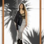 Dalma Maradona Instagram - Look de viernes!! Este es ideal para ir al boliche (?) QUE DICE SEÑORA SI HACE AÑOS QUE NO PISA UN BOLICHE????😂😂😂😂😂😂😂Yo me produzco en casa para darles ideas para cuando podamos salir!!!!Esta vez de la mano de una asesora de moda amiga @micafaiman ❤️Las marcas que me acompañan hoy son @bisovi y @mym__cueros ! Fondo: @somos.fifi ❤️