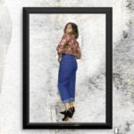 Dalma Maradona Instagram - Hola look de viernes, hola cara de culo (inmenso por cierto 😂)y hola mom jean, camisa de @maisonfelicite y zapatos de mi adorada @juliaquebaila_ ! En el look anterior una chica me dijo que era muy bajita para usar lo que me había puesto... Estuve de acuerdo con que soy MUY MUY MUY BAJITA, pero nadie me va a decir que me puedo poner y que no... O capaz solo Cami... 💁🏼‍♀️Ok mi ciela, acá es un espacio para mostrar ropa hermosa y que ustedes se inspiren para vestirse y nada más! Ahh obvio que tmb para que conozcan las marcas que con mucho esfuerzo logran mantener las emprendedoras! No hay reglas de quien puede usar qué cosa! Por lo menos no es la idea! Gracias @camicajg por el armado del look y a mi sis hermosa @giamaradona por el fondo (que ya sabemos BORRA LA PUERTA DEL BAÑO Y LA DE LA HABITACIÓN 😂)