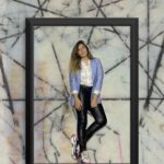 Dalma Maradona Instagram - Acá el segundo look! Pero que cara de C*LO! 😂 Es la concentración para que salga la foto! (Ya les voy a mostrar el backstage y se van a cagar de risa) Como el viernes anterior el look a cargo de @camicajg que te da los tips más cancheros (como sacar las mangas afuera del blazer y ponerse la camisa adentro del pantalón adelante) ⭐️PRENDA INFALTABLE: pantalón engomado de @happychicclothes ❤️ y fondo hecho por mi sis la más creativa hermosa @giamaradona (para que no se vea el baño y mi habitación 😂)