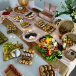 Dalma Maradona Instagram - El catering de los adultos es @marinabechercocina y LO SÚPER RECOMIENDO porque aparte de ser riquisimo, la gente que trabaja no puede ser más atenta y más amorosa! Es nuestro primer cumple juntos pero AMAMOS! En realidad nos copiamos del cumple de Ben! Perdón por tentarlos con tremendas fotos! Todo es espectacular! Y después están mis amigas de @somosbfoodie que mis fotos no le hacen honor al producto que tienen pero lo más importante es que es todo súper saludable y los pequeños arrasaron (y yo tmb con los chipa 🤷🏼‍♀️)