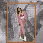 Dalma Maradona Instagram - La idea de subir un look cada viernes surge de verla a ella vestirse ESPECTACULARMENTE relajada,divina y canchera siempre! Le mando un mje para ver qué pensaba de la idea y SE COPO AL SEGUNDO! ME MANDO MIL LOOKS PARA QUE ARMEMOS A LA DISTACIA,PUES CUARENTENA y acá estamos!Tmb me parece una buena idea para agradecer todos los regalos que me hacen las emprendedoras! Lo vamos a hacer todos los viernes con @camicajg IGUAL YA ME ATAJO PORQUE SOMOS DOS CON HIJOS ASIQ PACIENCIA!!!! 😂! Fondo para que no se vean las puertas del baño x @giamaradona (la persona más creativa con una estética QUE AMO) ESTA SECCIÓN PIDE A GRITOS (?) UN NOMBRE... Nos ayudan????❤️
