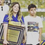 Dalma Maradona Instagram - Gracias a toda la familia boquense por recibir a mi papa como lo hicieron! Ese fue el mejor homenaje! Y la verdad que no soy de explicar mi vida y mucho menos a desconocidos,pero si no tienen ni idea de como son las cosas NO OPINEN! No tienen idea mi relación con mi papá y opinan, no saben como somos en el ámbito privado y opinan... Si esperan que lo critique públicamente, nunca lo voy a hacer... Decidí un día no hablar más nuestra relación públicamente y ya dan por hecho que estamos peleados! 🤦🏼‍♀️El sabe las cosas que hizo bien y las que hizo mal conmigo QUE YO SE QUE LE DUELEN MÁS A ÉL QUE A MI! Mi relación con el nunca va a ser igual después de mi casamiento PERO SIEMPRE LO VOY A ACOMPAÑAR, SIEMPRE LO VOY A AMAR Y SIEMPRE VOY A QUERER QUE SEA FELIZ! Así me enseño mi mamá y así soy! Y a vos enano (en realidad estas más alto que yo, que no es muy difícil) TE AMO Y NO HAY NADA QUE YO NO HAGA POR VOS! Cuando hoy me dijiste que por fin pudiste respirar cuando salimos del campo de juego porque estabas nervioso SENTÍ QUE CON VOS HICE TODO BIEN! Gracias @giamaradona por confiármelo tantas veces!Y hoy a Gimnasia le pido mil disculpas de todo corazón PORQUE LES VOY A ESTAR ETERNAMENTE AGRADECIDA por el amor que le dan a mi papá pero hoy se me complicó ... UN DÍA CUANDO ERA CHICA MI PAPÁ ME DIJO VOS VAS A SER DE BOCA PERO NO PORQUE TE LO DIGA YO, AHORA NO LO VAS A ENTENDER, PERO DESPUÉS NO VA A HACER FALTA QUE YO TE EXPLIQUE NADA! VOS SIEMPRE DE BOCA A MUERTE HIJA! Y es así... Y mira que hoy tuve el corazón más dividido que nunca pero TE HAGO CASO PA, DE BOCA A MUERTE SIEMPRE! 💙💛💙 Campeones!