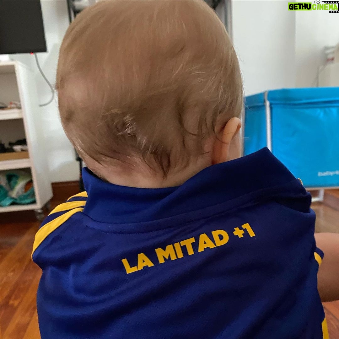 Dalma Maradona Instagram - Mi hija ya de chiquita entendió TODO! No solo besa la camiseta sino que se la quería poner y como ella no pudo esperar a tener una camiseta de su talle, se puso la mia! #ladeboca @adidasar 💙💛💙