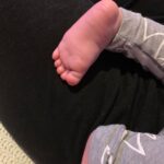 Dalma Maradona Instagram - Podría hacer un posteo al estilo @giamaradona pero eso lo dejo para ella, porque ella es la especialista en hacerlos llorar de amor y emoción !Yo solo les quiero contar que no tengo palabras que puedan describir como me cambio la vida la llegada de Roma y que me hace la mamá mas feliz del mundo! Todo lo que jure no hacer nunca como mamá,lo hago... 🤷🏼‍♀️Les doy un ejemplo: yo dije mi hija va a comer toda prolijita y no la voy a dejar hacer un enchastre... hoy le saque calabaza del pelo porque claramente hace lo que quiere porque es una genia y come todo lo que le doy entonces LA DEJO HACER LO QUE QUIERA! Y otra muy jodida que jure que no iba a hablar con voz de pelotuda y no entiendes la cara de felicidad de mi hija cuando le hablo con vos de pito... Asiq vivo hablando agudo!!!🤦🏼‍♀️ Y ustedes que cosa juraron no hacer jamás como mamá y la hacen??? FELIZ DÍA! Las leo!
