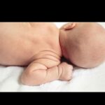 Dalma Maradona Instagram - Hace 4 años iba a un control (estaba teniendo algunos problemas de presión) pero todavía faltaba para que nacieras. Ese 12/3/2019 me dijo mi obstetra que me fuera mi casa,me bañara relajada porque en 4 horas nos encontrábamos en la clínica… Yo lo miro a tu papá y no entendía, CLARAMENTE IBAS A NACER ESE DÍA y yo lloraba porque todavía no tenías nombre! Llegue a casa y creo que nunca me bañe con tanto miedo… Tenia una ganas de conocerte que no podía más pero por otro lado pensaba que faltaba un poco para que nacieras en un parto natural como yo quería … Llegó a la clínica y mientras me cambio recuerdo como si fuera hoy que estaba nerviosa, muy asustada pero me hacía la valiente, porque yo me había sacado 10 veces sangre en toda mi vida, nunca me había operado de nada y ahora iba a parir … Una vez en la habitación tu papa miraba un partido de Boca y yo pido que me esperen porque no estaba dilatando mucho y me dicen que me quedara tranquila que me iban a esperar todo lo necesario y mientras vos estabas monitoreada… (sigue en comentarios)