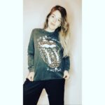 Dalma Maradona Instagram - 1,2,3 o 4??????Este look de viernes es diferente porque vos tenes que elegir cual te gusta más! Todas las partes de arriba son de @ninpaulina (como ame todas no pude elegir solo una) y el pantalón más cómodo y lindo del universo es de @tats.tats ❤️ Gracias @camicajg por coparte tanto 😂 con esta propuesta diferente! A está altura no se como voy a hacer para vestirme cuando termine la cuarentena SIN VOS!! 😂❤️
