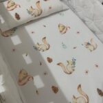 Dalma Maradona Instagram - Desde que conté que Roma duerme sola en la cuna de su habitación , miles de mamuchas me preguntan como hicimos! PRIMERO Y PRINCIPAL: mucho amor y MUCHA PACIENCIA! Después yo les voy a contar cómo hicimos nosotros (no quiere decir que tengan que hacer esto o que les funcione, pero de todo corazón les deseo que así sea! 🙏🏻😴! Roma dormía en la cuna colecho al lado de nuestra cama y dormía bárbaro pero como es enorme yo sentía que ya estaba incómoda en la colecho pero no quería llevarla a su habitación (siempre les voy a decir la verdad 😂) #marido insistió para que probemos de llevarla a su habitación por nosotros y tmb por ella para que pueda dormir mucho más cómoda! Lo primero que hicimos fue hacerla dormir sus siestas en la cuna (que antes eran si o si a upa sino se despertaba y funcionó bárbaro!)Después lo que hicimos fue pedirle a LOS GENIOS DE @elsecretodelbosque_muebles (los amorosisimos que le hicieron la cuna) que nos haga el carrito para poner un colchón abajo y dormir con ella ahí las primeras noches por si me extrañaba ... 😳(en realidad la extrañaba yo) Después de varias noches volví a nuestra habitación y puse una camarita que teníamos para monitorearla durante la noche... QUE HAY DE CIERTO QUE MIENTRAS ELLA DORMÍA SÚPER PANCHA, YO NO DORMÍA Y ME QUEDABA MIRANDO EL MONITOR COMO UNA TARADA??? 🙄🙄🙄🙄🙄🙄🙄🙄🙄🙄Y BUENO!! Puede pasar ... Después le agregamos el protector del colchón para el pis (fundamental) y las sábanas más lindas de @wstore_cosaslindas y listo!! Por supuesto que hay noches mejores que otras... Hay noches difíciles por que están saliendo dientes o por el motivo que sea... Hay noches que de la nada se pone a llorar a las 5 de la mañana y hay noches que se puede llegar a despertar 10 veces y OTRA VEZ REPITO... MUCHO AMOR, MUCHA PACIENCIA Y A NO RENDIRSE (con esto quiero decir que no vuelva a la habitación de los padres porque tiene una mala noche) Les deseo toda la suerte en este camino y no hay fórmulas mágicas pero si me preguntan yo les comparto nuestra experiencia! Besote a para ustedes y si porfa cuéntenme cómo les fue ... ❤️