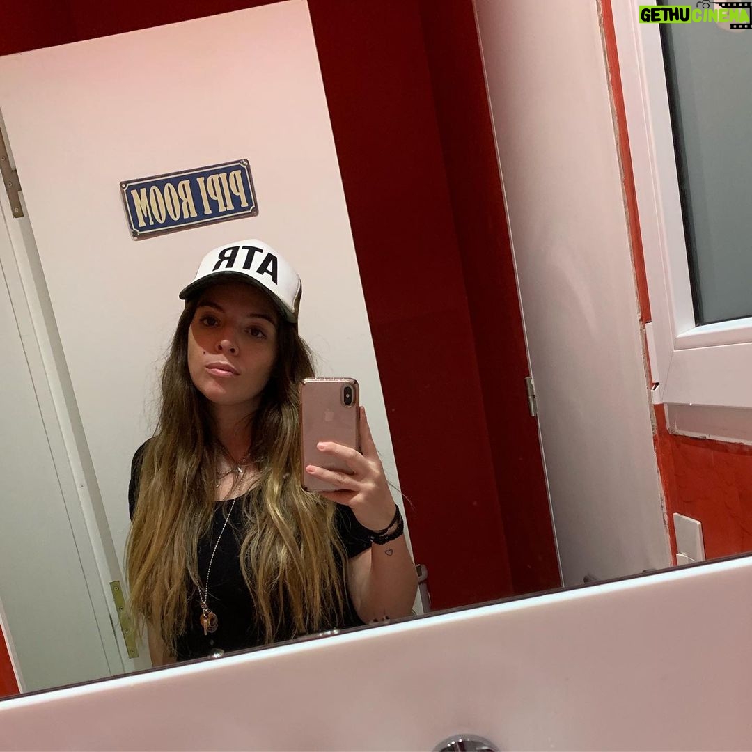 Dalma Maradona Instagram - Foto del baño haciéndote la que estás de joda mal y ya estás durmiendo porque MADREEEEE!