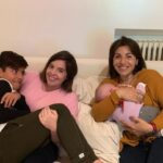 Dalma Maradona Instagram - Me avisan por cucaracha que es el día del ahijado y acá estamos nosotras con nuestros bebitos!!! Por suerte se puede ver claramente la felicidad de Benja(?) 🤷🏼‍♀️😂 #Roma #Giani #Ben #Yo