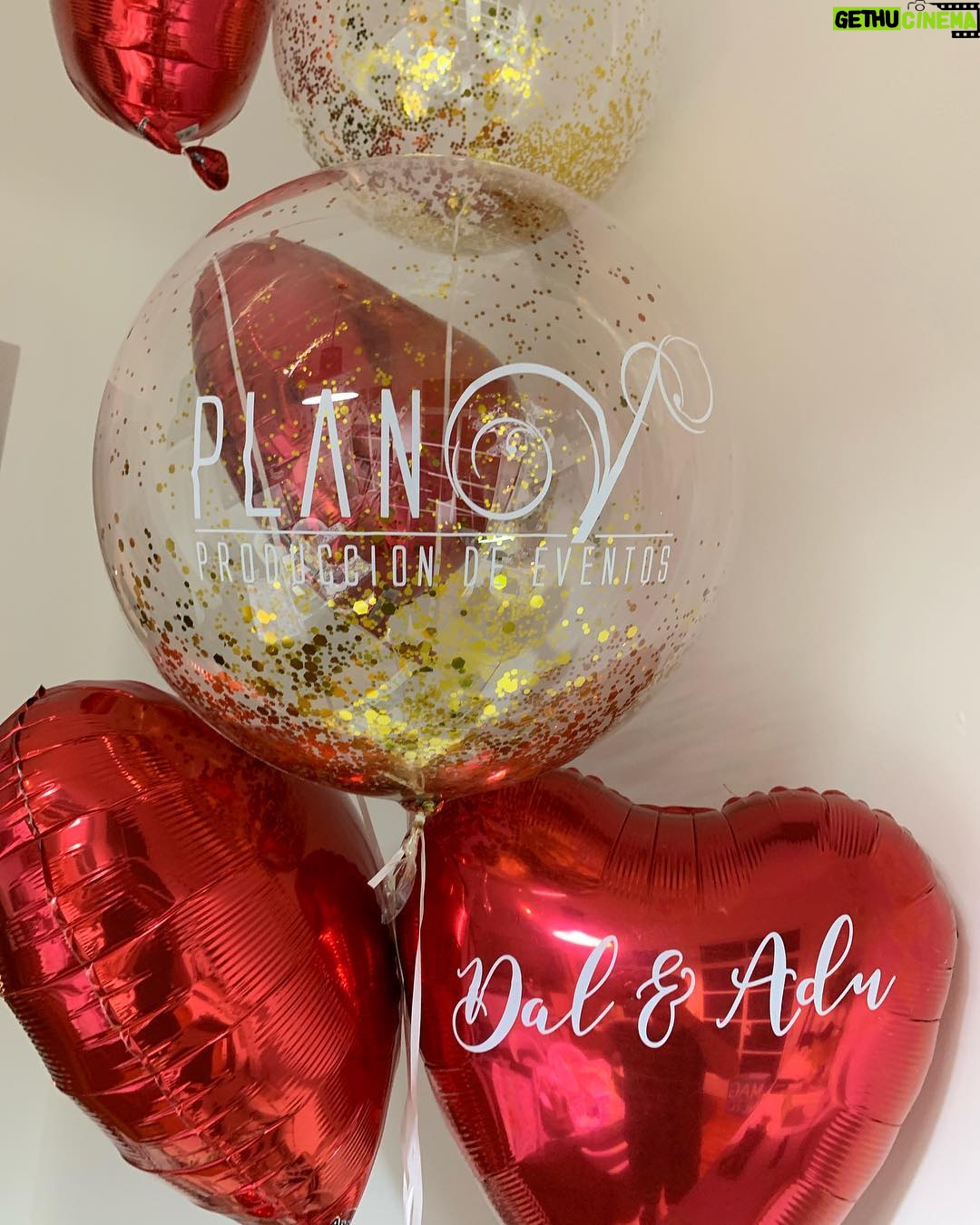 Dalma Maradona Instagram - Gracias @eventosplanv por acordarse de nuestro aniversario y mandarnos estos globos con los chocolates más ricos del mundo! Las amamos @claudiavillafaneok @flormendezsoy ❤️ GRACIAS POR HACERNOS VIVIR HACE UN AÑO LA MEJOR NOCHE DEL MUNDO! 👰🏼🤵🏻