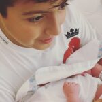 Dalma Maradona Instagram - MI VIDA ENTERA EN ESTA FOTO! ❤️Y casi sin pensar escribo esto SIENDO MAMÁ! No lo puedo creer ni yo! Siento que este no es un post cualquiera porque como les dije desde que supe que estaba embarazada, NO ME SIENTO PARA NADA CAPACITADA para dar consejos de maternidad y DETESTABA que cada persona que me viera embarazada sé sintiera con el derecho de decirme como hacer las cosas! Si hay algo que aprendí con la Pipita en brazos es que cada bebé es diferente y cada mamá HACE LO QUE PUEDE con esta maternidad que te viene encima y te lleva puesta en un montón de aspectos! No puedo dejar de agradecer a mi Obstetra( genio del mundo al cual amo y con el que me sentí en todo momento MUY CONTENIDA) Anibal Dal Verme ❤️ A mi partera Silvina (que la tiene más clara que nadie pero la que me dio el abrazo que mas necesitaba en el quirófano cuando mas miedo tuve en mi vida) Y a todo ese equipo que me hizo pasar el mejor parto que ni en mis sueños podría haber sido más espectacular! Gracias Gaby POR TODO! Sos la más loca y la más GENIA! A toda la gente DE SWISS MEDICAL que trabaja en “Los Arcos” GRACIAS por su tiempo, su amabilidad Y SU PACIENCIA INFINITA! Gracias enfermeras, nurses, personal de limpieza, personal encargado de la comida, seguridad, neonatologa, y PUERICULTORAS! Sin ustedes me hubiera vuelto loca, EN SERIO, muchas gracias por la atención y el cuidado! Nunca me voy a olvidar de cada uno de ustedes! En realidad ni la Pipita ni yo! Si supieran lo nuevo que es todo cuando recién nace tu bebé y la poco idea que tenia, USTEDES NOS SALVARON ESTOS PRIMEROS DÍAS Y AHORA QUE NOS VAMOS A CASA, aparte que me las quiero llevar a todas conmigo, se con seguridad que las voy a extrañar a todas! GRACIAS POR TODO!!! ❤️❤️❤️❤️❤️❤️❤️❤️❤️❤️❤️❤️❤️