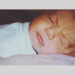Dalma Maradona Instagram - Molestándote con el flash de las fotos hace 10 años!!! ESAS CEJITAS DIOS MIOOOOO! 😍Amor de mi vida! Que puedo decirte que no te diga siempre? Que te amo con mi alma entera y que no puedo creer que hace 10 años mi vida tiene los colores más lindos del mundo porque vos la pintas!!!! No hay nada que ame más que ser tu madrina!!! Desde que te conocí ese día en el aeropuerto de Madrid donde te empapé literal de lagrimas, hasta que no te daban mas esas piernas para correr cuando te iba a sacar de la penitencia sin que nos viera tu mamá , cuando inventamos juegos solo para y perseguirnos por todos lados o cuando hoy te regalo tu chocolate preferido a escondidas... Hoy cumplís 10 años y yo no puedo creer como paso el tiempo... Me quedo tranquila que no me perdí NADA... Ni me pienso perder nada... SOS LA PERSONA CON EL CORAZON MÁS LINDO QUE CONOZCO! Lloro de emoción mientras te escribo esto que seguro hoy no leas y pienses QUE PESADA MI TITI... Pero quiero que sepas que estoy muy orgullosa de vos y que cada cumple tuyo te voy a poner una foto de bebé para acordarme que te podía agarrar y tenerte a upa mil horas y no me decías nada!!! SIEMPRE VOY A ESTAR PARA VOS! Siempre!!!!Te amo mucho Ben! Feliz vida! Felices 10!