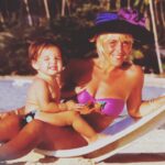 Dalma Maradona Instagram - Hoy es tu cumpleaños @claudiavillafaneok y siempre que pienso que regalarte nunca se, porque para mi nada es suficiente para vos... Y no hablo de lo material porque vos solo con una foto de nosotras sos la mujer mas feliz del mundo! Pero esta claro que te mereces EL MUNDO!!! Solo escribo esto para decirte que no me va a alcanzar la vida para agradecerte todo lo que hiciste y haces por mi y por todos lo que amas! Tanto amor, tanta protección, tan poca exposición! Esa capacidad de perdonar aunque te hayan herido de la manera más atroz! Te admiro con cada parte de mi cuerpo! Me guardo en mi corazón todos los momentos que llore y que con un abrazo tuyo se me paso todo! No hubo momento en el que no estes! Vos dijiste que viniste a este mundo a ser mamá y no tengo dudas de eso! Sos mi ejemplo, nunca me decepcionas, siempre la palabra justa y siempre repartiendo amor hasta a quien alguna vez no se lo merecía! Pienso en la suerte que tiene toda la gente que de alguna manera te tiene en sus vidas, ya sea porque te conoce, porque trabaja con vos o simplemente porque de alguna manera te cruzo en esta vida!!!! Y yo soy una de ellas! Si como mamá sos espectacular ni hablar como abuela... Los chicos no mienten y no es casualidad que Benja te ame como lo hace y no tengo dudas que a la pipita le va a pasar lo mismo! Sos hermosa por dentro y por fuera!Nunca te canses de dar amor, amor y mas amor, PORQUE EL AMOR SIEMPRE GANA! Ojalá seas eterna! Feliz vida mamá! Felices 57! SIEMPRE JUNTAS! Y aprovecho hoy que @giamaradona y Benja no están, así te tengo solo para mi ! 😂❤️🎉🤰🏼!