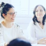 Dalma Maradona Instagram - Les robe esta foto de su IG porque ayer tuvimos nuestra primera charla y me pareció que no daba sacarles una foto! Ellas son Aldu (puericultora)e Ileana (psicóloga) y son parte de @lazonatal y SON HERMANAS (qué no es un dato menor)! Yo llego a ellas por recomendación de 2 personas que tienen hijos y me las recomendaron con MUCHA PASIÓN asiq lograron convencerme! Como les conté el día que me fui a hacer el examen de diabetes gestacional, no me gusta bajar linea de que tienen que hacer como madres, porque realmente no tengo idea, pero si me comprometí a pasarles todos los tips que me parezca que no se pueden perder porque son lo más! YO NO TENGO NI LA MÁS MÍNIMA IDEA de la maternidad, lactancia, crianza,PUERPERIO (término muy charlado ayer con ellas) y me pareció una buena idea hablar con personas que saben del tema y dejar de escuchar CADA EXPERIENCIA DIFERENTE DE LAS MAMIS QUE LES COPA OPINAR Y CONTAR SU EXPERIENCIA COMO UNICA EN LA FAZ DE LA TIERRA! Ellas son muy amorosas, muy claras a la hora de desarrollar diferentes temas en cuanto a la maternidad y tmb GENIAS para derribar mitos y miedos que todas tenemos! Si estas como yo con un miedo a parto que no podes dormir, que no tenes ni la mínima idea como vas a hacer para que funcione el temita “lactancia”, si no sabes como hacer para explicarle a la gente que cuando tu bebé nace no queres ver a nadie que te rompa la paciencia... TE INVITO A QUE LAS CONOZCAS! Ellas son lo más divinas que hay! Les dejo una frase que nos dijeron ayer que me pareció el resumen de toda la cuestión! Una mamá feliz = un bebé feliz! La importancia de darle bola a lo que una necesita, lo que una quiere y desea en uno de los momentos más importantes! Bueno, las conocí ayer y ya soy MUY FAN DE ELLAS! Gracias @miguegrana y @paulinacocina por esta tremenda recomendación! Obvio que mi marido anotó muchísimo más que yo, pero los dos estuvimos de acuerdo que fue una muy linda experiencia! Les recomiendo una consulta con ellas! ❤️