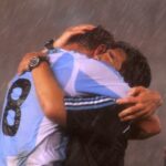 Dalma Maradona Instagram - Como no acordarme de este partido! Como no acordarme de lo que llovía ese día y LO QUE NECESITÁBAMOS ESA VICTORIA PARA IR AL MUNDIAL! Estaba complicado y apareciste vos @martinpalermo.ok con ese gol que todavía veo y me emociono! Con su abrazo que fue más que un abrazo de gol, con la tirada al barro haciendo patito y el llanto de felicidad por haberlo logrado! Que privilegio haber estado ahí ,que suerte vivir un momento como ese partido! Hace poco te escuché en una radio hablar de mi papá y verte emocionado me hace quererte mucho más de lo que ya te quería! No te escribí porque no sabía muy bien que poner y supongo que ahora tampoco pero podría resumirlo perfectamente con un gracias! Gracias por ese gol y ese partido, por tus palabras de amor hacia el cada vez que te lo mencionan y gracias por haberte tatuado el 10! Sos enorme!