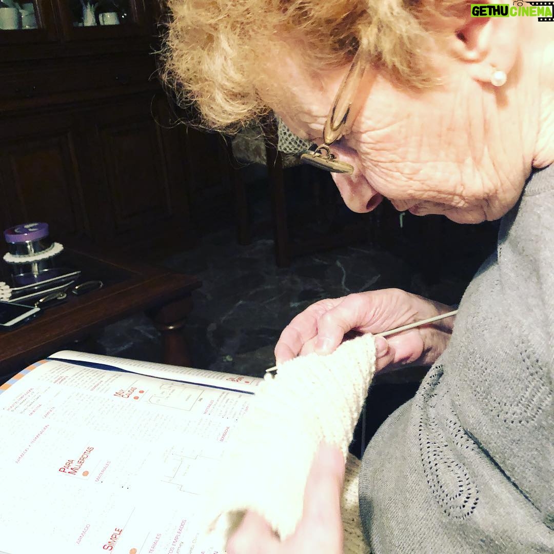 Dalma Maradona Instagram - Me emociona verla tejiendo para su bisnieta! Me emociona siempre ella! Tan linda mi Loly! ❤️