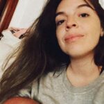 Dalma Maradona Instagram - Con ojeras y esta budita que asoma por ahí les cuento que hoy cumple una semana de vida mi segunda hija y una semana de vida para esta familia que crece! Por una situación ajena a mi, me vi en la necesidad de contar un hecho que me sucedió justo antes que me dieran el alta! Por suerte ya me estoy ocupando y solo lo cuento por si a alguien le sirve mi experiencia! Me descubrieron una anemia muy severa justo antes de darme el alta y me tuvieron que hacer una transfusión de sangre. Yo no quería saber nada de quedarme porque en casa me esperaba Roma, pero obviamente no fue opcional (porque después me di cuenta que no me podia levantar por mis medios de una silla) asiq aprovecho para agradecer a todos los médicos de LOS ARCOS! Gracias a las enfermeras, a las que te traen la comida, a las que te preparan la habitación y a todo el personal que trabaja con tanto AMOR! Y mención especial para las puericultoras que se acordaban de mi hacía 3 años y sabían que con Roma no me había ido bien Y QUE AHORA ESTABAN TAN CONTENTAS COMO YO QUE NOS ESTABA FUNCIONANDO LA LACTANCIA! Anita sos una persona hermosa que le dedica TODO a su profesión , ella es pueri con todo su cuerpo y yo celebro nuestro encuentro. Te lo dije personalmente y te lo repito!!!! ANITA SOS TODO!!!!💓Sigo recuperándome y sigo aprendiendo QUE ES LO IMPORTANTE!💓