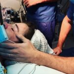 Dalma Maradona Instagram - Todos los partos son diferentes pero yo decidí repetir equipo porque son los mejores! Desde las ecografías con todas mis preguntas incluidas 😬con el genial y paciente doctor Marcelo Domínguez hasta mi segunda cesárea! Gracias a mi obstetra Aníbal dal Verme por el acompañamiento y por ser tan amoroso, Silvi la mejor partera del universo aunque yo nunca haya tenido una contracción, Gabi Arias por ser la mejor instrumentadora y decirme en el medio de la cesárea QUE LINDA QUE SOS POR DENTRO 🤣 ,al anestesiologo que se banco que le avisara que iba a llorar porque soy actriz y por ningun otro motivo! Gracias por traer al mundo a Azul con ese amor que se vibraba en el quirófano! No se volverá a repetir porque la fábrica está cerrada pero sin duda los volvería a elegir!❤️ Capítulo aparte para la mano de #maridopotro que estuvo ahí COMO SIEMPRE! A @claudiavillafaneok que sin vos no podría NADA, a mi sis y a mi angel de la guarda 💙!