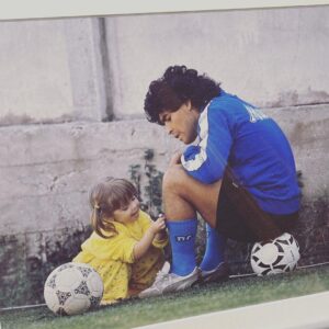 Dalma Maradona Instagram - Hace poco encontré la foto original (un día me pelee con mi papá y le dije a mi mamá que la tire a la mierda porque estaba enojada, al tiempo la empecé a buscar por mi casa y no la encontraba ,llame a Clau y me dijo TRANQUILA,OBVIO QUE NO LA TIRE,ESTA EN ALGÚN LUGAR DE TU CASA y apareció hace poco)Para mi esta foto nos describe muy bien! Cada uno en su rol! Nada que entender,nada que explicarle a nadie! Fuiste,sos y vas a ser siempre uno de los grandes amores de mi vida y no por nada sino por una vida entera compartida! Por haberme dado momentos que vuelven todo el tiempo a mi cabeza y no paro de extrañarte! Tu saldo como papá siempre va a ser positivo! Feliz día loco de atar! ❤️ Te amo para siempre