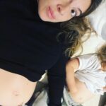 Dalma Maradona Instagram - Panzas al aire!Como ya todos saben se viene una niña y se va a llamar Azul! No la pase muy bien la primera parte del embarazo porque a diferencia de Roma (que me sentí espectacular) con Azul estuve 🤮🤮🤮🤮🤮🤮🤮🤮🤮🤮🤮🤮🤮,pero ahora ya estoy mucho mejor y ya de 6 meses! Les quiero contar que con 10 semanas de gestación me realice el estudio de ADN FETAL en sangre. Es una extracción rápida de sangre no invasiva que te permite saber la información genética de tu bebe con @genesia.adn y a los 7/10 días tenes los resultados! Fue una experiencia muy buena que recomiendo porque al no estar en Argentina y tener que hacerme el estudio en otro país,me guiaron y brindaron todas las herramientas y la confianza para sentirme tranquila y a gusto! Le quiero agradecer especialmente al Dr. Gabriel Ercoli que me explico todo con mucho amor y detalle aparte de darme la noticia que íbamos a tener otra nena! También gracias a Gustavo Fernández por toda la gestión a la distancia!💓
