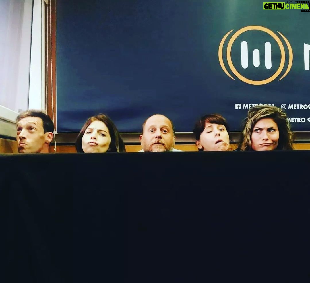 Dalma Maradona Instagram - Y estamos de 13 a 16 hs. por @metro951 “UN DÍA PERFECTO” No estamos bien, pero eso ustedes ya lo saben!🤣 @reich.martin @nicocayeta @julicayetina @maymartorelli 💓