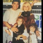 Dalma Maradona Instagram - Estas son algunas de las personas por las que hoy soy como soy. Mi mamá, mi papá, mi hermana, mi ahijado, mi abuela, mis hijas. Personalmente no creo que existan familias perfectas, mi familia está hecha a mi medida. Perfecta en su imperfección. Pienso en todo lo que vivimos y sin duda esas experiencias me han construido para ser lo que soy hoy. Este finde estuve viendo #Barrabrava la nueva serie de @primevideolat y me puse a pensar en ellos. En la incondicionalidad mutua que sentimos. Siempre fue estar ahí el uno para el otro, cueste lo que cueste. Puedo ver en Gladys, la abuela de la serie, a mi mamá dando amor de a montones cuando las cosas no están de lo mejor. Me copé con todos los personajes porque no son 100% buenos ni 100% malos. Son humanos por sobre todas las cosas. Ya están disponibles todos los capítulos y podés ver el primero gratis para ver si te copa tanto como a mi! Estoy segura que si!