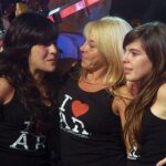Dalma Maradona Instagram – Estas son algunas de las personas por las que hoy soy como soy. Mi mamá, mi papá, mi hermana, mi ahijado, mi abuela, mis hijas. Personalmente no creo que existan familias perfectas, mi familia está hecha a mi medida. Perfecta en su imperfección. Pienso en todo lo que vivimos y sin duda esas experiencias me han construido para ser lo que soy hoy.
Este finde estuve viendo #Barrabrava la nueva serie de @primevideolat y me puse a pensar en ellos. En la incondicionalidad mutua que sentimos. Siempre fue estar ahí el uno para el otro, cueste lo que cueste.
Puedo ver en Gladys, la abuela de la serie, a mi mamá dando amor de a montones cuando las cosas no están de lo mejor. Me copé con todos los personajes porque no son 100% buenos ni 100% malos. Son humanos por sobre todas las cosas.
Ya están disponibles todos los capítulos y podés ver el primero gratis para ver si te copa tanto como a mi! Estoy segura que si!