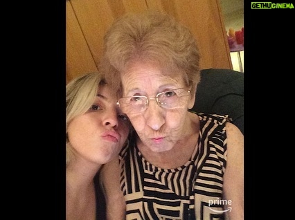 Dalma Maradona Instagram - Estas son algunas de las personas por las que hoy soy como soy. Mi mamá, mi papá, mi hermana, mi ahijado, mi abuela, mis hijas. Personalmente no creo que existan familias perfectas, mi familia está hecha a mi medida. Perfecta en su imperfección. Pienso en todo lo que vivimos y sin duda esas experiencias me han construido para ser lo que soy hoy. Este finde estuve viendo #Barrabrava la nueva serie de @primevideolat y me puse a pensar en ellos. En la incondicionalidad mutua que sentimos. Siempre fue estar ahí el uno para el otro, cueste lo que cueste. Puedo ver en Gladys, la abuela de la serie, a mi mamá dando amor de a montones cuando las cosas no están de lo mejor. Me copé con todos los personajes porque no son 100% buenos ni 100% malos. Son humanos por sobre todas las cosas. Ya están disponibles todos los capítulos y podés ver el primero gratis para ver si te copa tanto como a mi! Estoy segura que si!