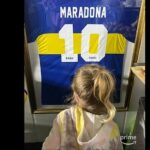 Dalma Maradona Instagram – Estas son algunas de las personas por las que hoy soy como soy. Mi mamá, mi papá, mi hermana, mi ahijado, mi abuela, mis hijas. Personalmente no creo que existan familias perfectas, mi familia está hecha a mi medida. Perfecta en su imperfección. Pienso en todo lo que vivimos y sin duda esas experiencias me han construido para ser lo que soy hoy. 

Este finde estuve viendo #Barrabrava la nueva serie de @primevideolat y me puse a pensar en ellos. En la incondicionalidad mutua que sentimos. Siempre fue estar ahí el uno para el otro, cueste lo que cueste. 

Puedo ver en Gladys, la abuela de la serie, a mi mamá dando amor de a montones cuando las cosas no están de lo mejor. Me copé con todos los personajes porque no son 100% buenos ni 100% malos. Son humanos por sobre todas las cosas. 

Ya están disponibles todos los capítulos y podés ver el primero gratis para ver si te copa tanto como a mi! Estoy segura que si!