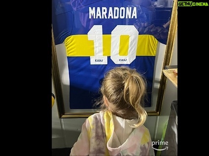 Dalma Maradona Instagram - Estas son algunas de las personas por las que hoy soy como soy. Mi mamá, mi papá, mi hermana, mi ahijado, mi abuela, mis hijas. Personalmente no creo que existan familias perfectas, mi familia está hecha a mi medida. Perfecta en su imperfección. Pienso en todo lo que vivimos y sin duda esas experiencias me han construido para ser lo que soy hoy. Este finde estuve viendo #Barrabrava la nueva serie de @primevideolat y me puse a pensar en ellos. En la incondicionalidad mutua que sentimos. Siempre fue estar ahí el uno para el otro, cueste lo que cueste. Puedo ver en Gladys, la abuela de la serie, a mi mamá dando amor de a montones cuando las cosas no están de lo mejor. Me copé con todos los personajes porque no son 100% buenos ni 100% malos. Son humanos por sobre todas las cosas. Ya están disponibles todos los capítulos y podés ver el primero gratis para ver si te copa tanto como a mi! Estoy segura que si!