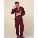 Dan Levy Instagram - Sometimes you gotta switch it up mid-show! Thank you @driesvannoten for dressing me up in (lucky) star signs! ✨ #sagawards @sagawards Photo credit: @mattymarty Styling: @ecduzit @maddielouviere Grooming: @milesjeffrieshair Accessoriesss: @cartier @jw_anderson @dleyewear @42west @meganzehmer