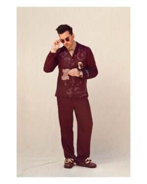 Dan Levy Instagram - Sometimes you gotta switch it up mid-show! Thank you @driesvannoten for dressing me up in (lucky) star signs! ✨ #sagawards @sagawards 

Photo credit: @mattymarty
Styling: @ecduzit @maddielouviere 
Grooming: @milesjeffrieshair
Accessoriesss: @cartier @jw_anderson @dleyewear 
@42west @meganzehmer